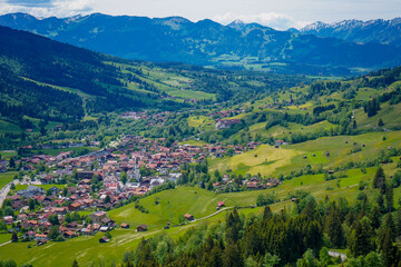Obraz premium Panoramaansicht von Bad Hindelang im Allgäu mit grüner Landschaft und alpiner Bergkulisse im Sommer