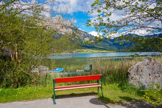 Sitzbank am Haldensee mit traumhafter Aussicht auf See und Alpenpanorama im Tannheimer Tal
