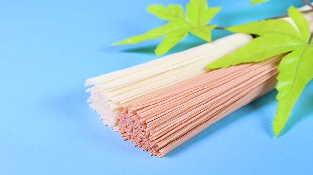 水色背景で回転するカラフルそうめん