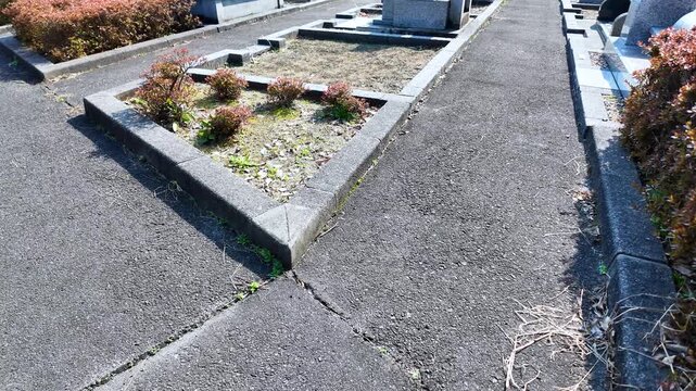 墓じまいにより墓石が撤去され更地になった霊園のパンニング映像