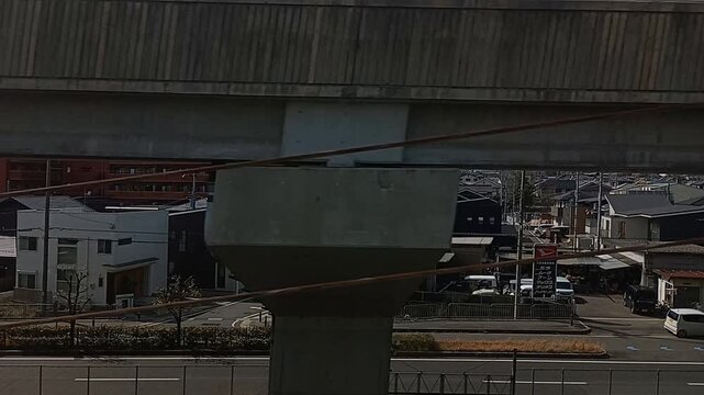 比叡山坂本駅に到着する列車の車窓 （湖西線 比叡山坂本, 2025年3月）