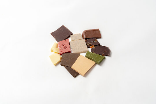 異なるフレーバーが重なり合う割れチョコの集合
