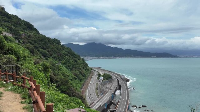 薩埵峠から望む駿河湾と日本の交通大動脈 海岸線を走る高速道路と鉄道 パン