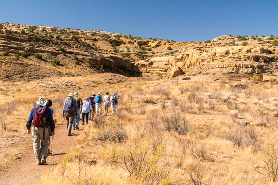 USA, New Mexico, Chaco Canyon.   A hiking tour heading towards Casa Rinconada, ancestral Puebloan archaeological site.
