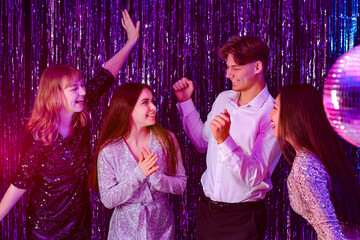Young people dancing on prom night © Pixel-Shot