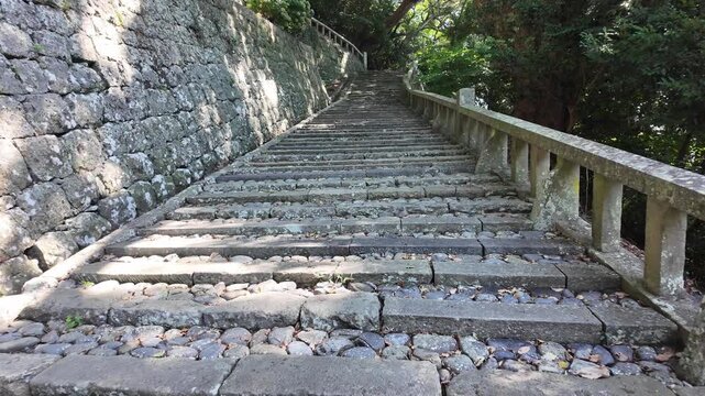 国宝・久能山東照宮へと続く1159段の厳しい石段 表参道の急な階段と石垣 静岡の歴史ある風景 動画素材 4K