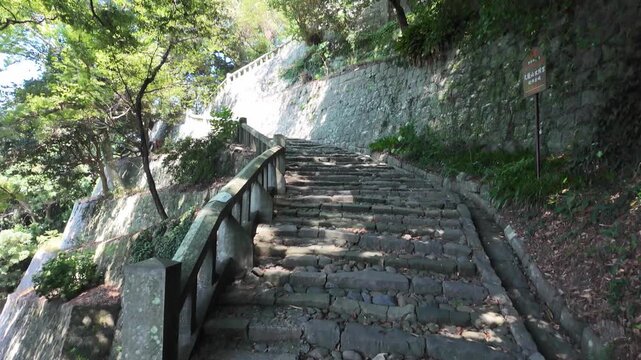 国宝・久能山東照宮へと続く1159段の厳しい石段 表参道の急な階段と石垣 静岡の歴史ある風景