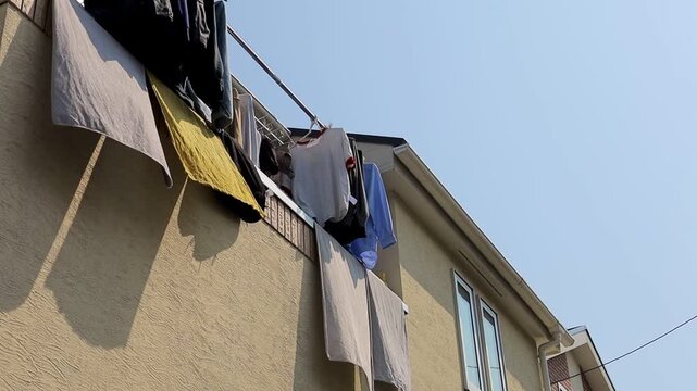 青空と家と風に揺れる洗濯物