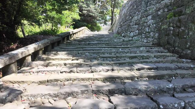 国宝・久能山東照宮へと続く1159段の厳しい石段 表参道の急な階段と石垣 静岡の歴史ある風景