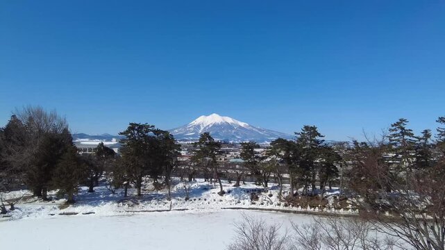 【4K】弘前公園から望む残雪の岩木山：晴天の青空に映える岩木山と春の絶景映像素材　[4K] Mt. Iwaki with Lingering Snow Viewed from Hirosaki Park: The "Tsugaru Fuji" Under a Clear Blue Sky  撮影日：20260226-1

