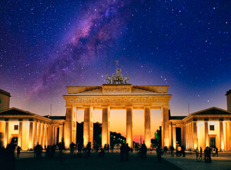 ベルリンのブランデンブルグ門の美しい夜景 © san724