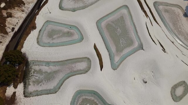 新潟県山古志の雪解けが進み神秘的な表情を見せる早春の棚田
