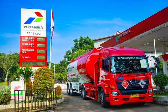 A filling station is an Indonesian facility that sells fuel and engine lubricants for motor vehicles on April 3, 2026 in Bogor, Indonesia