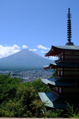 Obraz premium Kyoto Pagoda Towering Over Ancient City