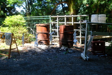Obraz premium Rural Japan Burn Barrels and Garden Scene