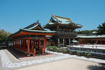 Naklejka premium Traditional Japanese Temple Architecture Scenic View