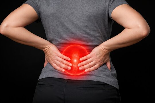 Pessoa sofrendo de forte dor na regi&atilde;o lombar. Ponto vermelho destacando a inflama&ccedil;&atilde;o e les&atilde;o muscular nas costas