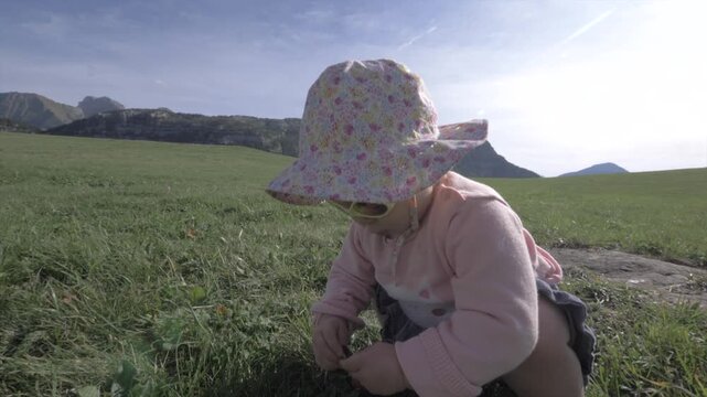 B&eacute;b&eacute; jouant dans l'herbe