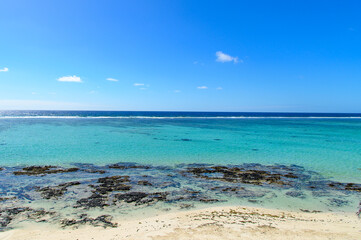 Fototapeta premium モーリシャスのとても美しいビーチ風景A view of a very beautiful white sand beach in Mauritia