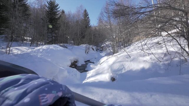 b&eacute;b&eacute; dans une poucette luge