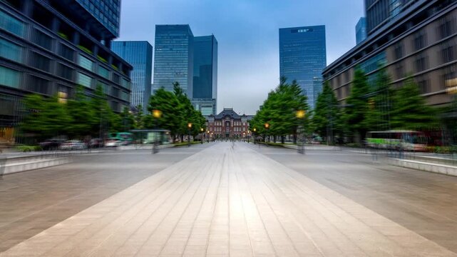 東京駅丸の内側の行幸通りに夕暮れになり灯り始める街燈（ハイパーラプス）