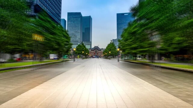 東京駅丸の内側の行幸通りに夕暮れになり灯り始める街燈（ハイパーラプス）1/2スローモーション