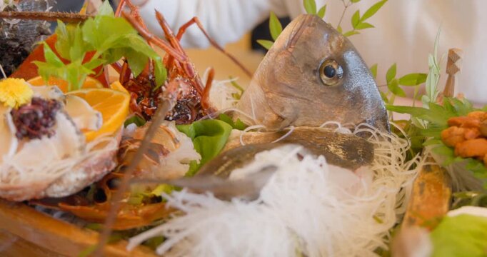 豪華な刺身の舟盛り 鯛と伊勢海老の活造り