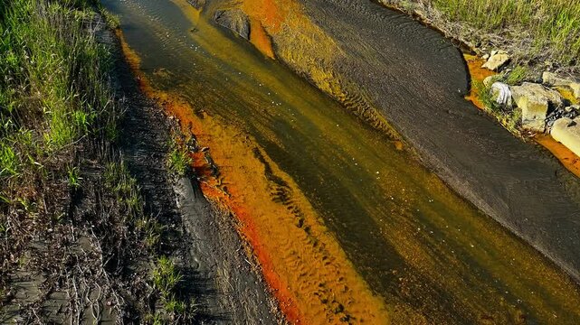 燃ゆる水底「阿蘇黄土（あそおうど）」と阿蘇五岳
「火山地帯のエネルギーを象徴するような、鮮やかなオレンジ色の沈殿物と澄んだ水のコントラスト」
阿蘇市内牧
The Burning Seabed: "Aso Yellow Clay" and the Five Peaks of Aso