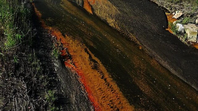燃ゆる水底、鉱石が奏でるグラデーション。
「鉄分を含んだ水や鉱物、あるいは地熱地帯を思わせる独特な色彩の川底」
阿蘇市内牧
A burning riverbed, a gradient of colors created by ore.