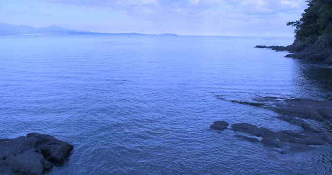 真鶴半島から望む穏やかな相模湾の風景