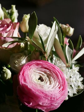 Blumenstrau&szlig; mit Rosenbl&uuml;ten und Bauernrose in Vase