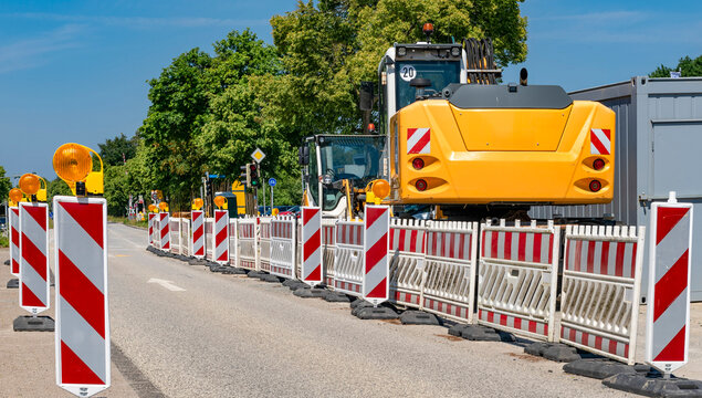 Road construction zone with lane narrowing - 0479