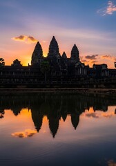 Fototapeta premium Angkor Wat Silhouette at Sunset - A Timeless Cambodian Landmark.