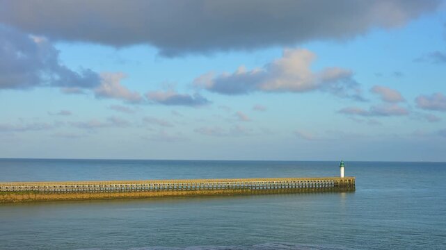 Leuchtturm auf einer Mole unter bew&ouml;lktem Himmel mit ruhigem Meer, Sommer, Hafen, Calais, Pas de Calais, &Auml;rmelkanal, Nordfrankreich, Frankreich