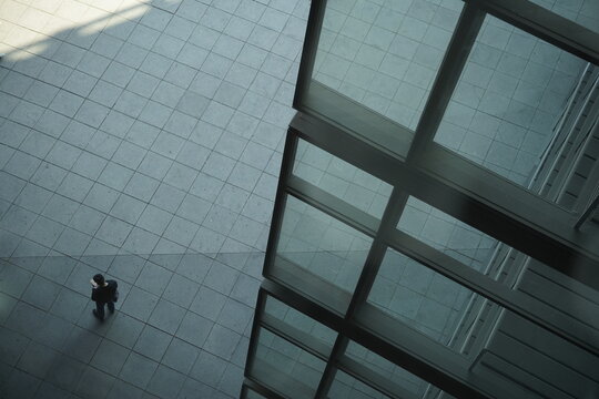 Un hombre de tama&ntilde;o peque&ntilde;o en comparaci&oacute;n con la arquitectura del lugar en punto de vista alto