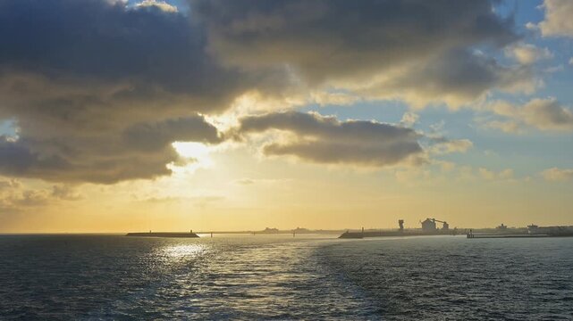 Sonnenuntergang mit dramatischen Wolken &uuml;ber dem Meer und Stadt am Horizont, Sommer, Hafen, Calais, Pas de Calais, &Auml;rmelkanal, Nordfrankreich, Frankreich