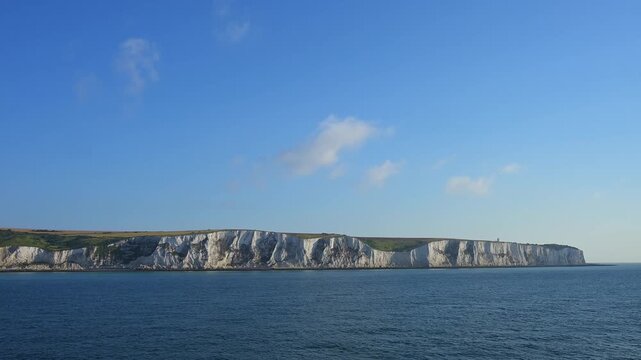 Klippen entlang der K&uuml;ste unter einem blauen Himmel, ruhiges blaues Meer, Sommer, Kreidefelsen, &Auml;rmelkanal, Dover, Kent, England, Gro&szlig;britannien