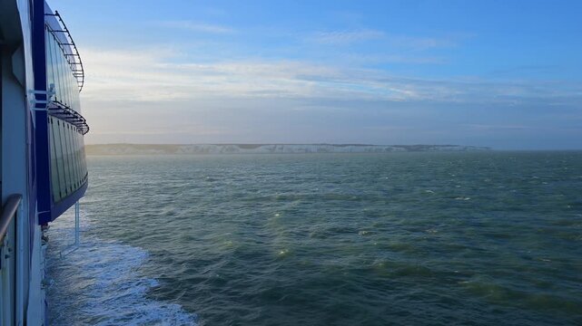 K&uuml;stenlandschaft unter einem klaren blauen Himmel mit ruhiger See und entfernten Klippen, Sommer, Kreidefelsen, &Auml;rmelkanal, Dover, Kent, England, Gro&szlig;britannien