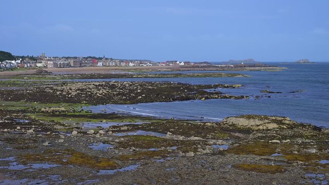 Breite felsige K&uuml;ste und Meerblick, North Berwick, East Lothian, Schottland, Vereinigtes K&ouml;nigreich, Gro&szlig;britannien