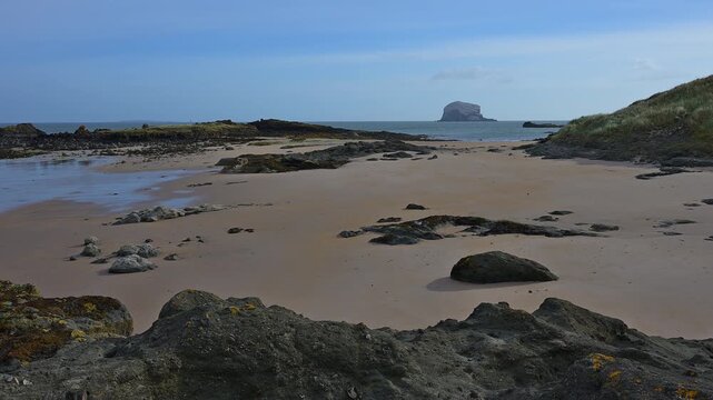 Gro&szlig;er Felsen Bass Rock erhebt sich aus dem ruhigen blauen Meer, North Berwick, East Lothian, Schottland, Vereinigtes K&ouml;nigreich, Gro&szlig;britannien
