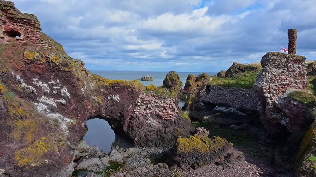 Felsenlandschaft mit einem Turm, Dunbar, East Lothian, Schottland, Vereinigtes K&ouml;nigreich, Gro&szlig;britannien