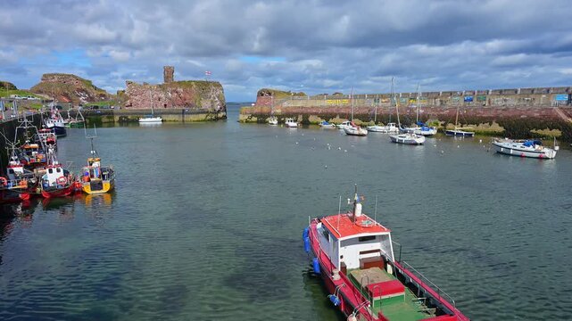 Segelboote im Hafen und bew&ouml;lktem Himmel, Dunbar, East Lothian, Schottland, Vereinigtes K&ouml;nigreich, Gro&szlig;britannien