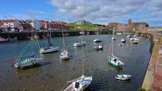 Segelboote im Hafen mit klarer Sicht auf eine Stadt, Dunbar, East Lothian, Schottland, Vereinigtes K&ouml;nigreich, Gro&szlig;britannien