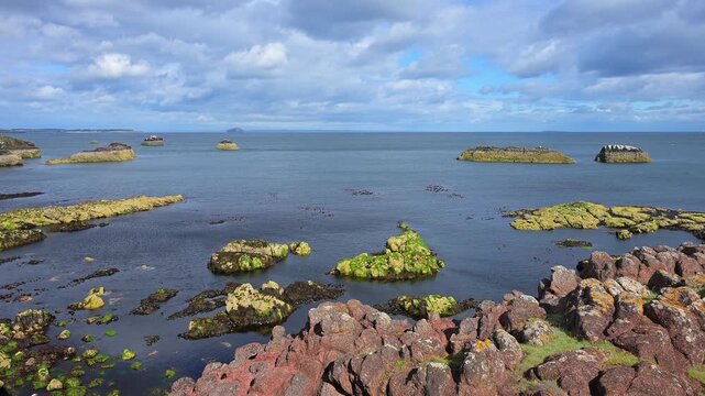 Eine raue Felsk&uuml;ste mit Blick auf das Meer unter einem bew&ouml;lkten Himmel, Dunbar, East Lothian, Schottland, Vereinigtes K&ouml;nigreich, Gro&szlig;britannien