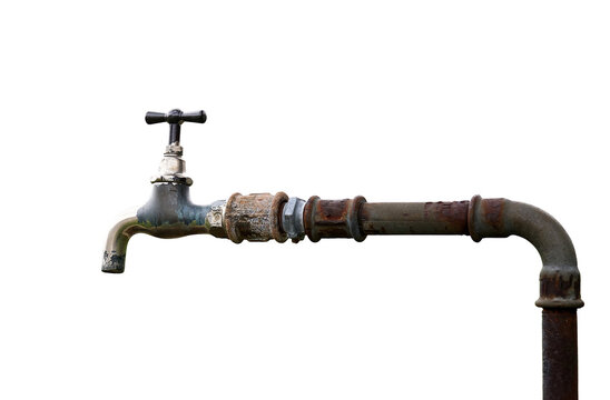 Ein alter rostiger Wasserhahn der dringend renoviert und saniert werden muss, freigestellt mit wei&szlig;em Hintergrund