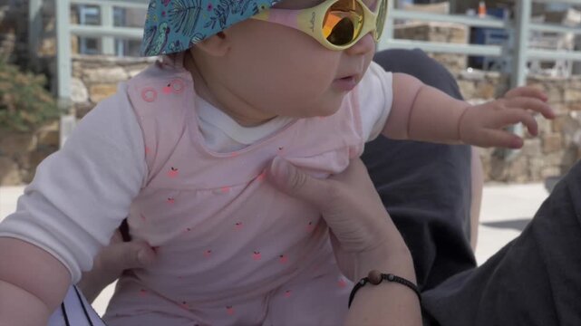 B&eacute;b&eacute; en vacance avec bob et lunette de soleil