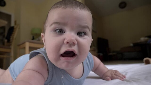 B&eacute;b&eacute; joufflu souriant gazouille 