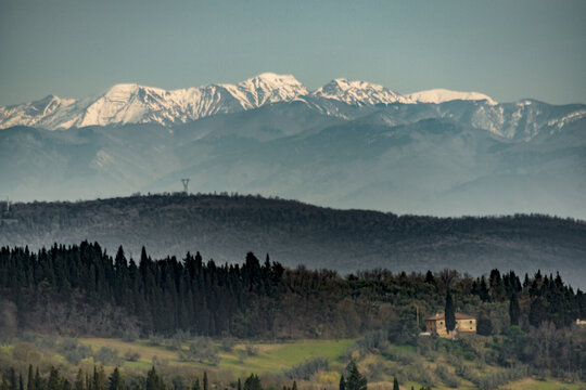 Paesaggio rurale al mattino di una mattina con gli appennini innevati sullo sfondo