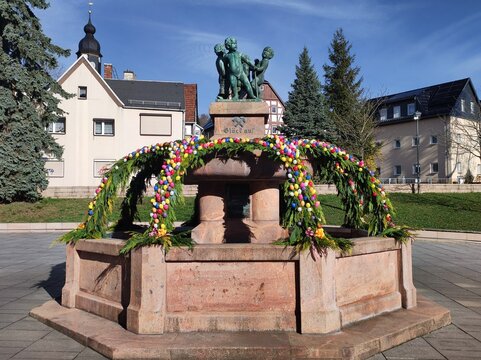 Osterbrunnen auf dem Marktplatz in Oelsnitz Erzgebirge