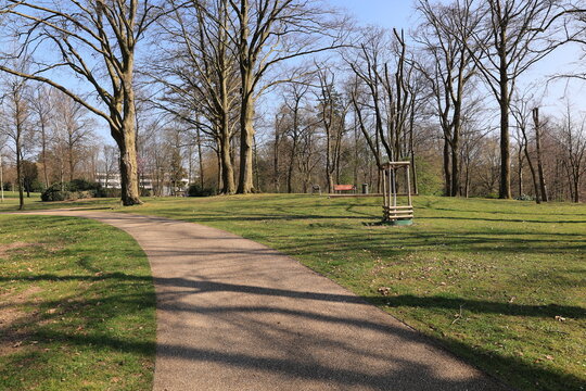 Sonniger Fr&uuml;hlingstag im Herminghauspark im Zentrum der Stadt Velbert in Nordrhein-Westfalen